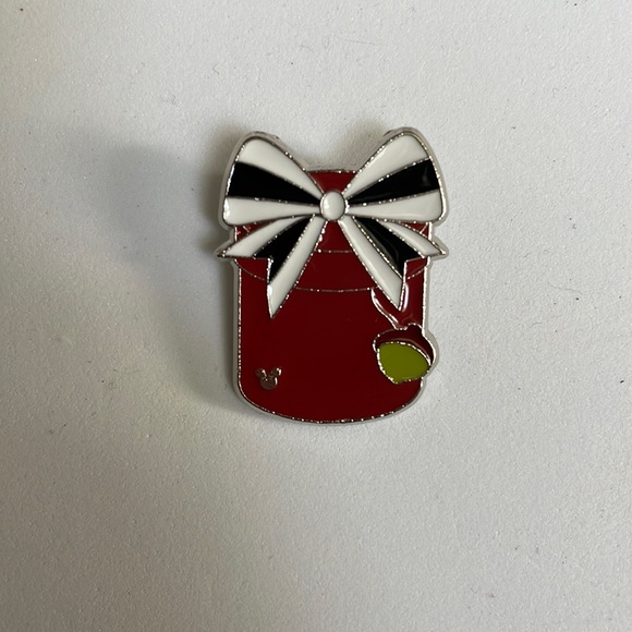 Disney chip and dale present acorn pin - Picture 1 of 3